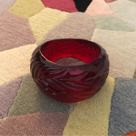 Vintage Transparent Lucite Wide Carved Leaf Bangle - Picture 3 of 16